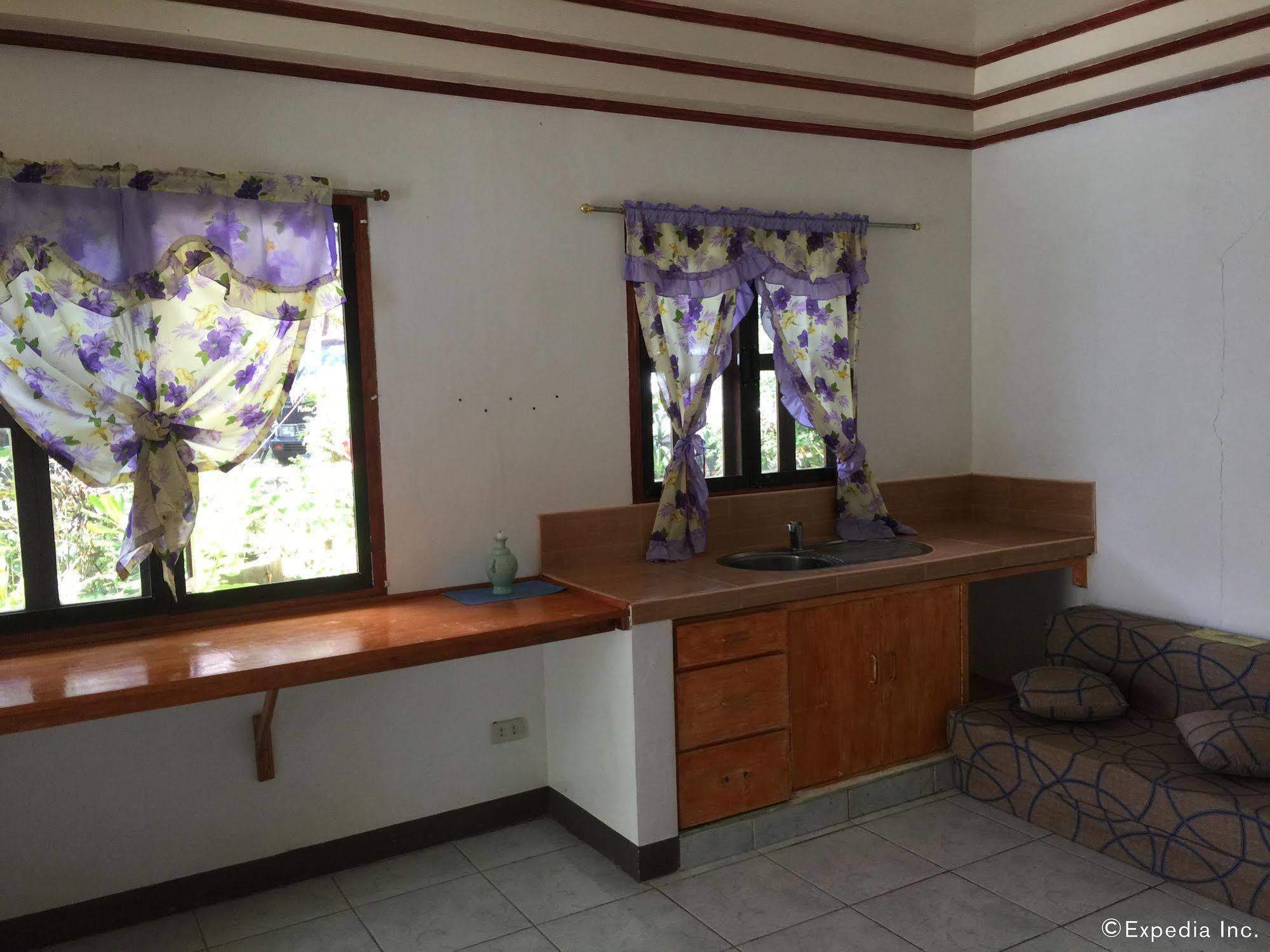 Reddoorz Premium @ Flower Beach Anda Anda  Exterior photo