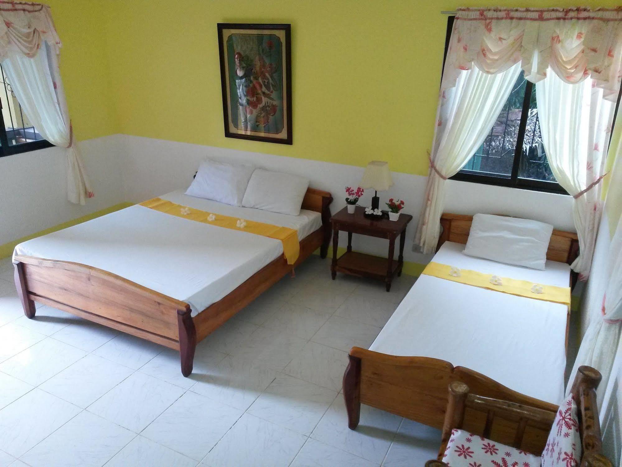 Reddoorz Premium @ Flower Beach Anda Anda  Exterior photo
